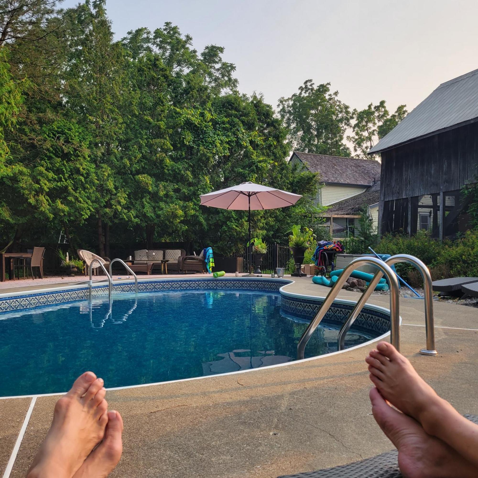 The Walnut Grove Bnb Harrow Bagian luar foto