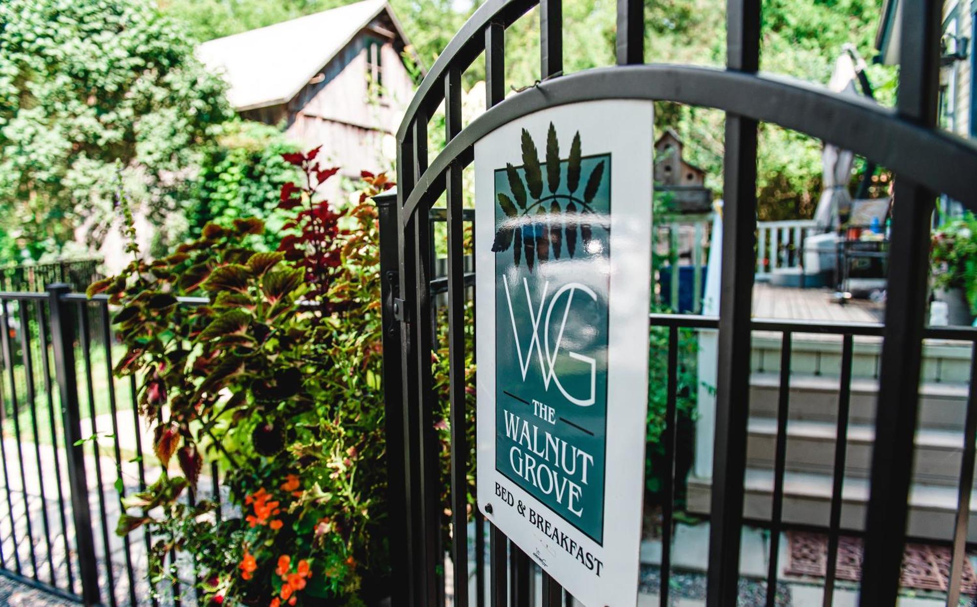 The Walnut Grove Bnb Harrow Bagian luar foto